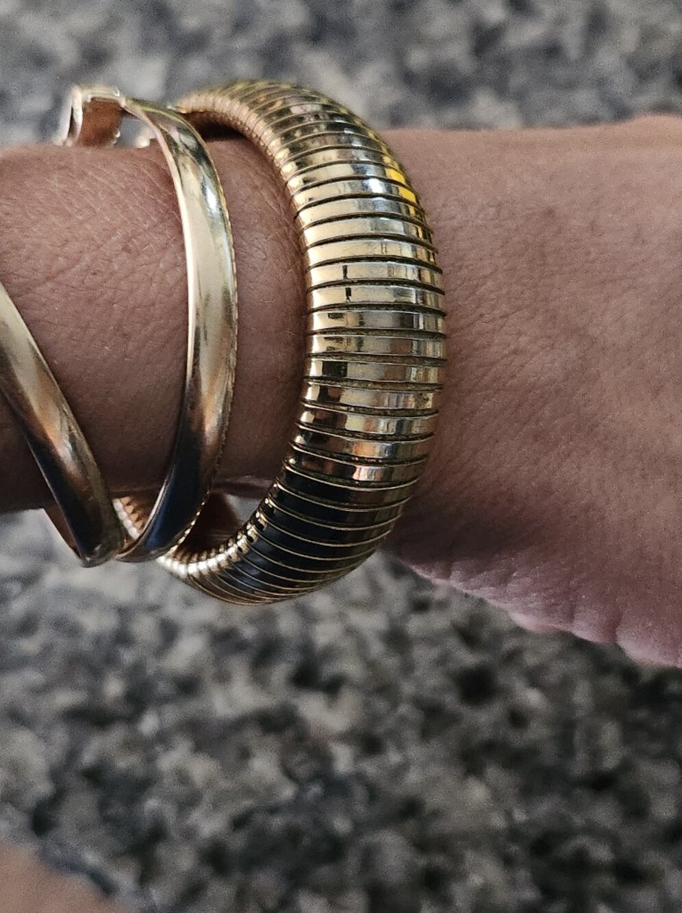 Elegant Gold Tone Ribbed Stretch Bangle Bracelet - Picture 9 of 12